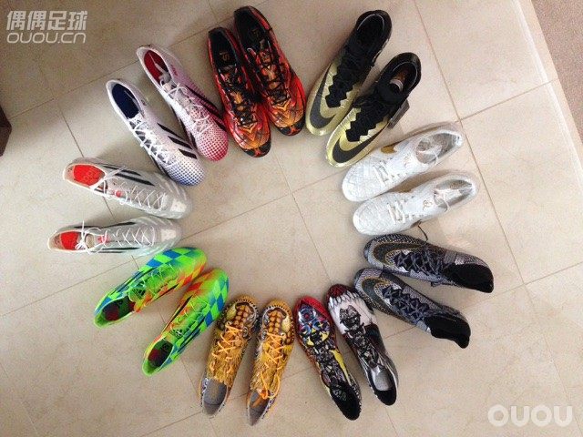 这两年的心血都在这里了!还有两双在来的路上,突然发觉好像已经没地方放了!