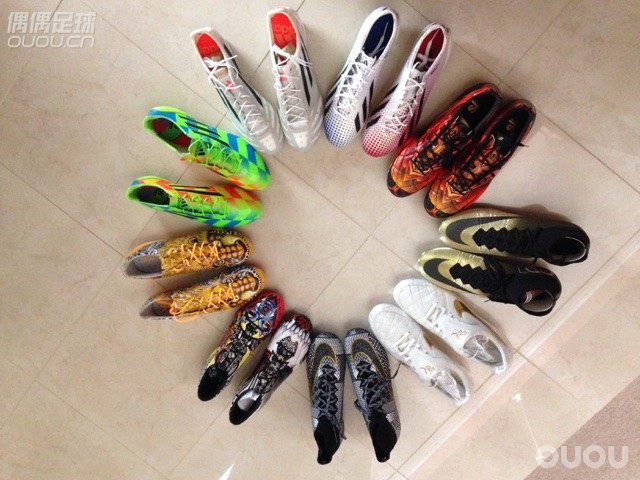 这两年的心血都在这里了!还有两双在来的路上,突然发觉好像已经没地方放了!