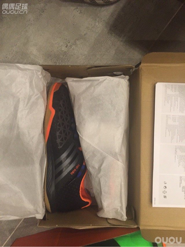 又一次开箱,这次还是6双,不过没有被税 !另外有足球鞋相送(仅限学生)