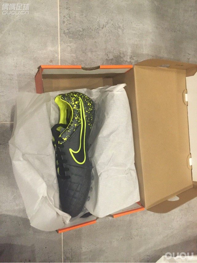 又一次开箱,这次还是6双,不过没有被税 !另外有足球鞋相送(仅限学生)
