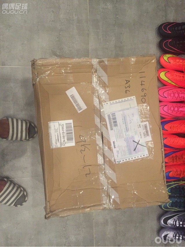 又一次开箱,这次还是6双,不过没有被税 !另外有足球鞋相送(仅限学生)