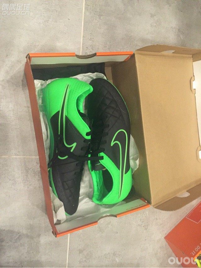 又一次开箱,这次还是6双,不过没有被税 !另外有足球鞋相送(仅限学生)