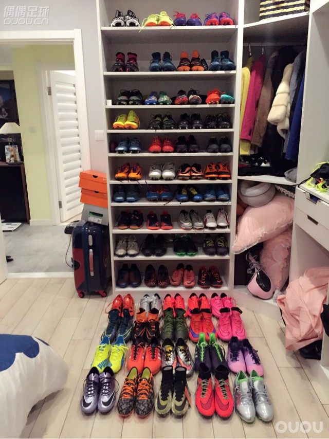 又一次开箱,这次还是6双,不过没有被税 !另外有足球鞋相送(仅限学生)