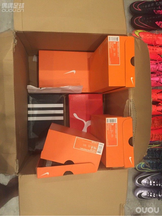 又一次开箱,这次还是6双,不过没有被税 !另外有足球鞋相送(仅限学生)
