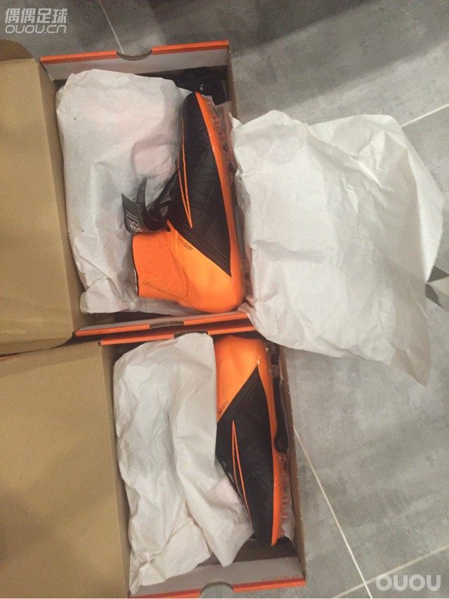 又一次开箱,这次还是6双,不过没有被税 !另外有足球鞋相送(仅限学生)