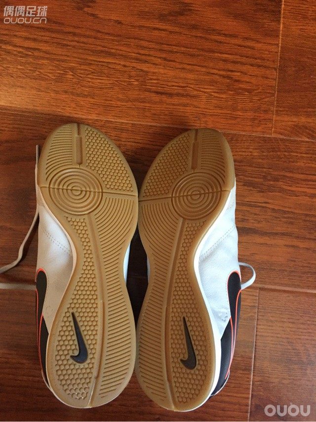 麻烦给看看正不正,怎么觉得两只鞋头宽窄不一样。。