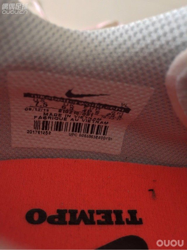 麻烦给看看正不正,怎么觉得两只鞋头宽窄不一样。。