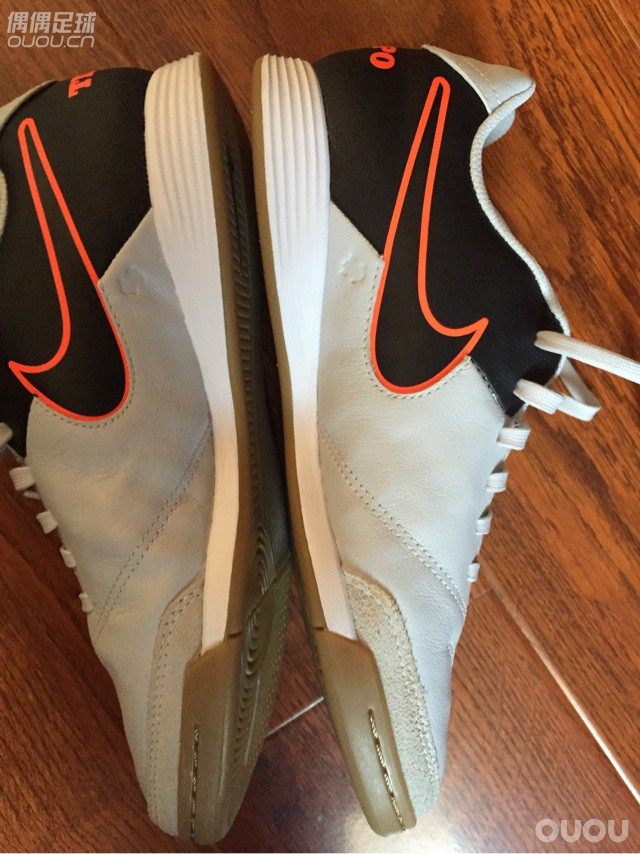 麻烦给看看正不正,怎么觉得两只鞋头宽窄不一样。。