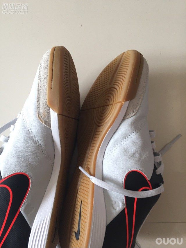 麻烦给看看正不正,怎么觉得两只鞋头宽窄不一样。。