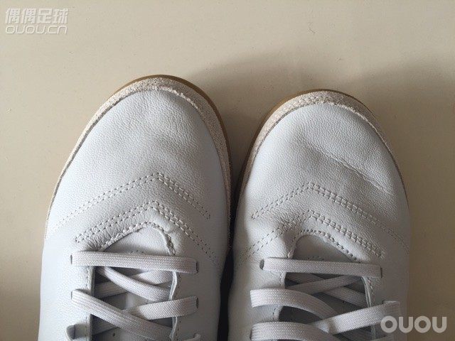 麻烦给看看正不正,怎么觉得两只鞋头宽窄不一样。。