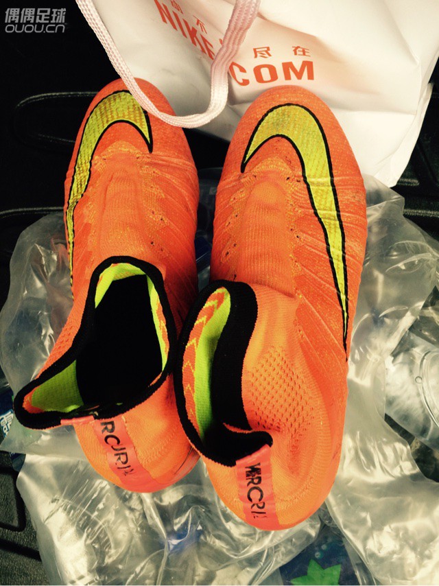 阿迪设计师一定是穿耐克鞋,鞋带断了之后惊奇地发现鞋带就是一摆设!???