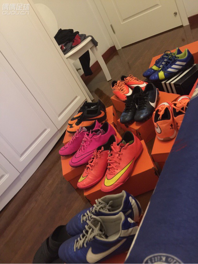 踢球快20年,也算是陪我走过了一个个春秋冬夏,阵亡的更是数不胜数,纪念下!