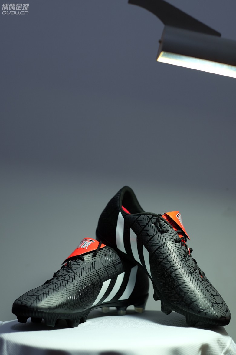 快到新年了,选了几双鞋拍证件照