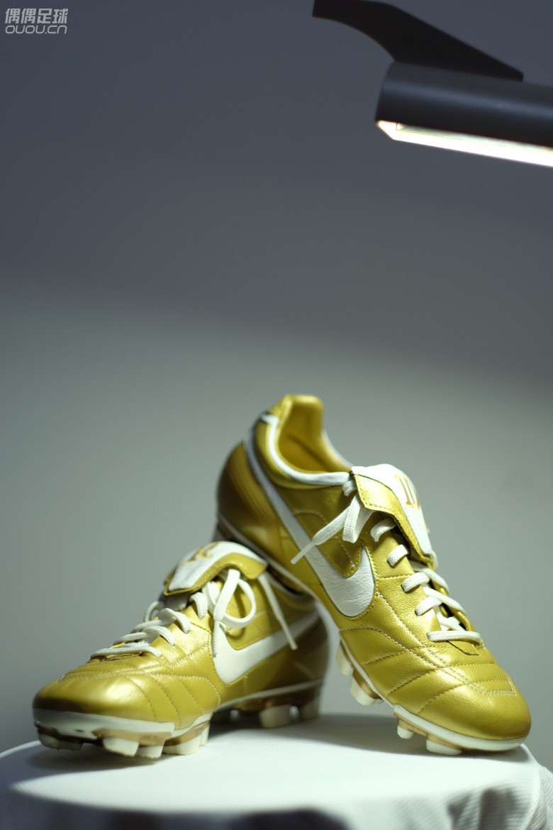 快到新年了,选了几双鞋拍证件照