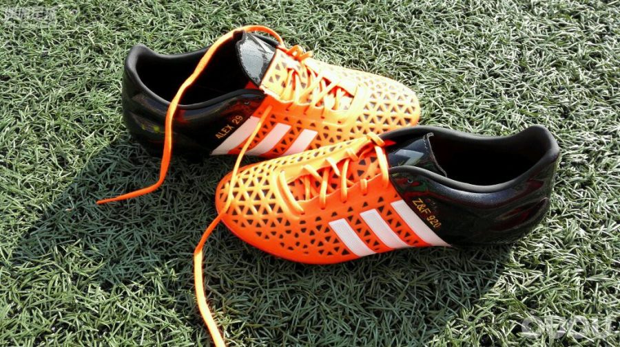 能在周一的时候通过某宝节节正品拿到鞋子,今天穿上已刺绣好的鞋子,迎接元旦