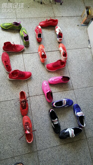 新年新气象,晒晒自己的鞋子们。本人实战派,鞋子都下过地,新旧不一,有些没打理干净。大家凑合看看。