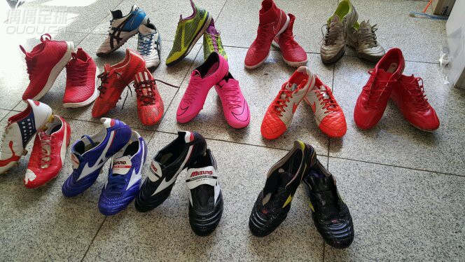 新年新气象,晒晒自己的鞋子们。本人实战派,鞋子都下过地,新旧不一,有些没打理干净。大家凑合看看。