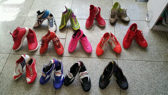 新年新气象,晒晒自己的鞋子们。本人实战派,鞋子都下过地,新旧不一,有些没打理干净。大家凑合看看。