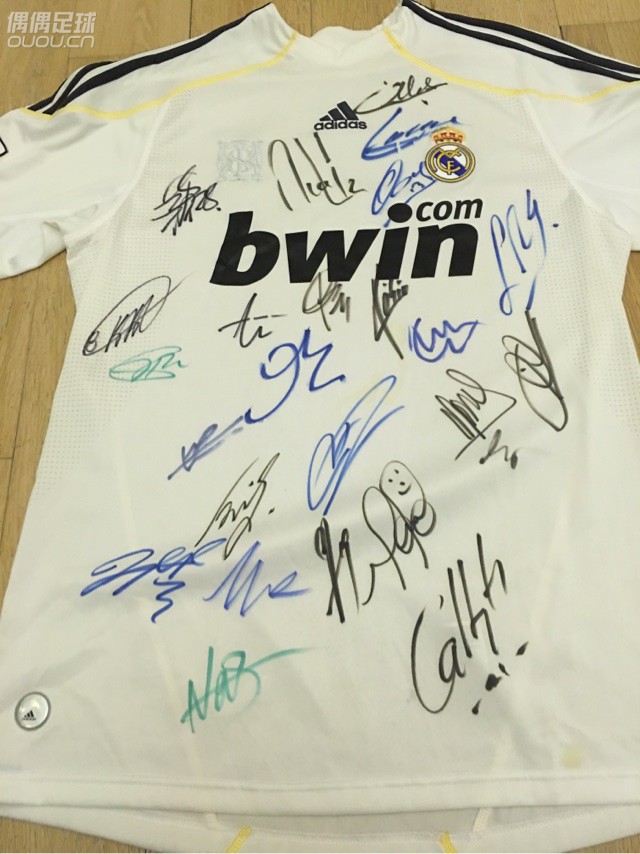 在柜子里放了好久,终于找到了,当年卡卡还在皇马。