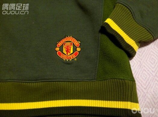 2006年左右的绿金色曼联加绒卫衣我是曼联粉,那些年也是茵宝的脑残粉。2006年左右购于洛阳茵宝专柜。