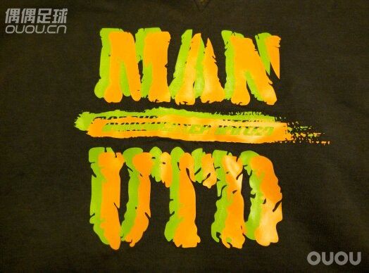 2006年左右的绿金色曼联加绒卫衣我是曼联粉,那些年也是茵宝的脑残粉。2006年左右购于洛阳茵宝专柜。