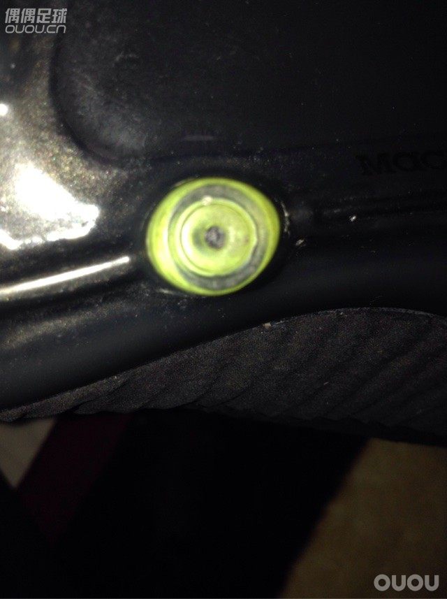 超顶级鬼牌鞋钉中间那个黑黑的是什么材质?