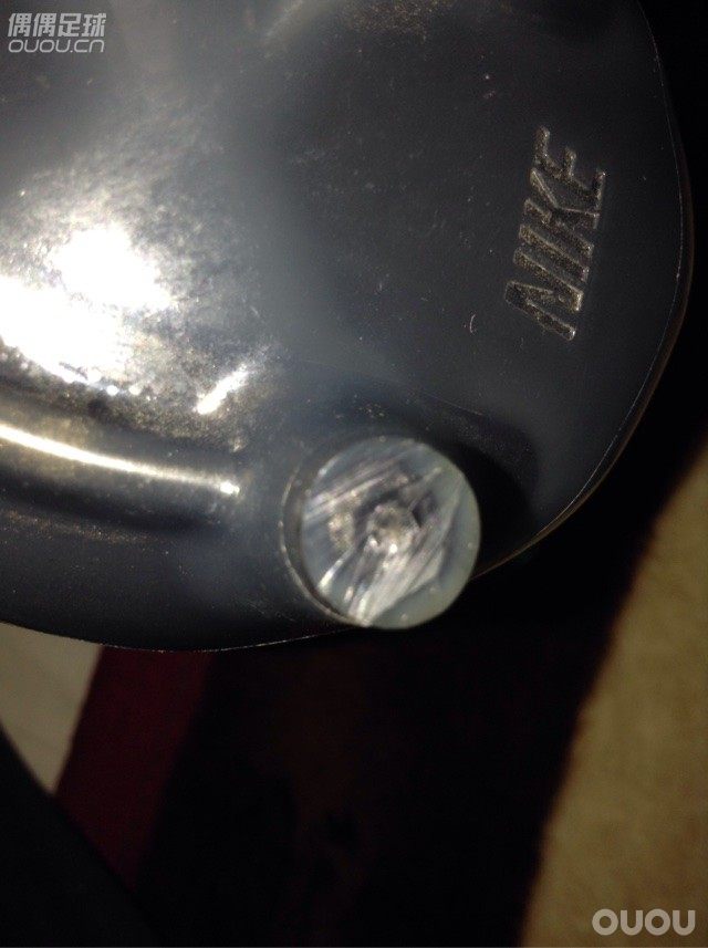 超顶级鬼牌鞋钉中间那个黑黑的是什么材质?