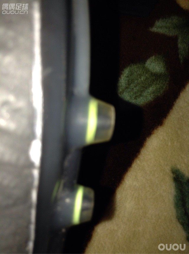 超顶级鬼牌鞋钉中间那个黑黑的是什么材质?