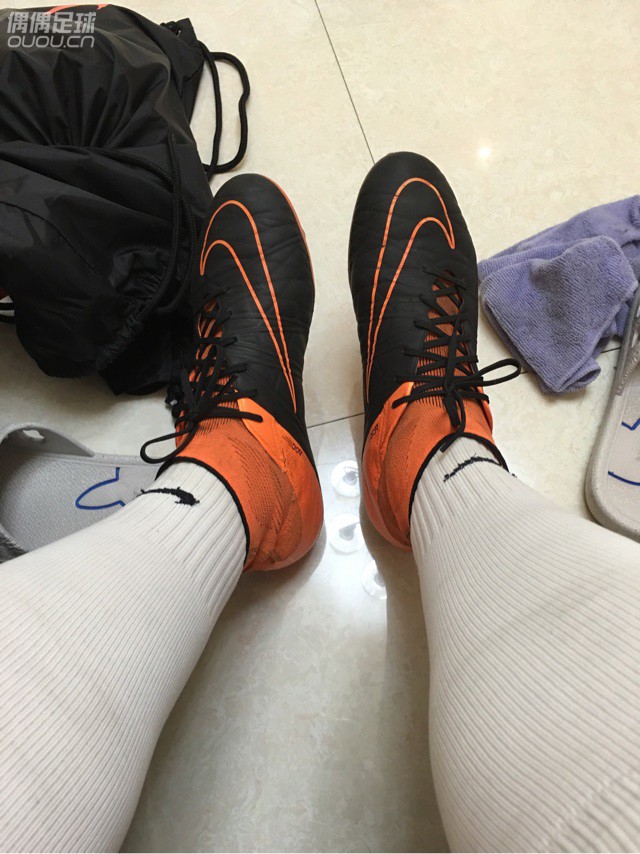 最近磨后脚跟。说来也怪了鬼牌超顶刚买来的时候一点都不磨穿了两月以后怎么就开始磨后脚跟了呢。