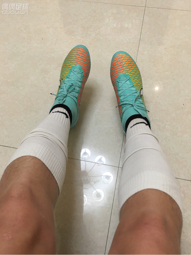 最近磨后脚跟。说来也怪了鬼牌超顶刚买来的时候一点都不磨穿了两月以后怎么就开始磨后脚跟了呢。