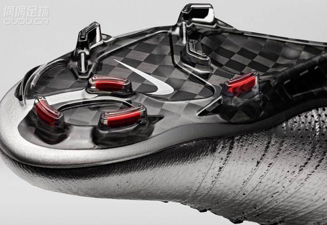 梅老板在本周欧冠上脚了新配色个人专属配色,nike立马为我罗推出了最新配色的球鞋。