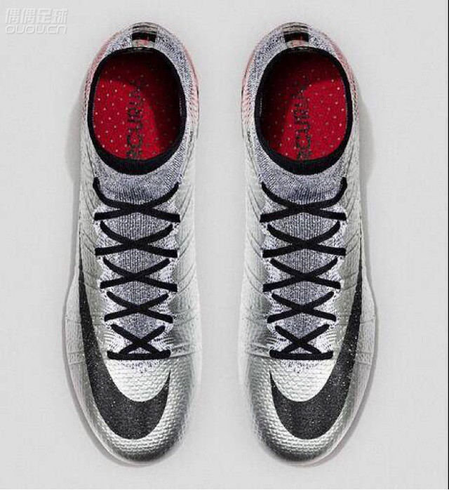 梅老板在本周欧冠上脚了新配色个人专属配色,nike立马为我罗推出了最新配色的球鞋。