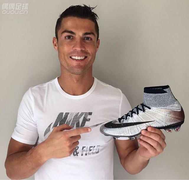 梅老板在本周欧冠上脚了新配色个人专属配色,nike立马为我罗推出了最新配色的球鞋。