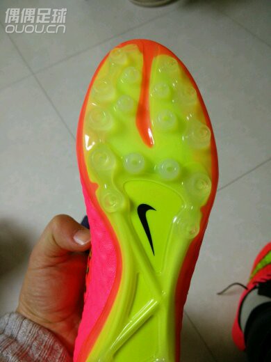 骚的不要不要的!首先祝大家新年红红火火!都能收到自己心仪的战靴!今天收到后非常满意和开心!