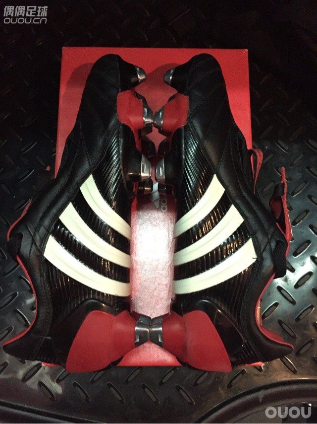 Adidas Predator Pulse SG, 经典色,品相完美。