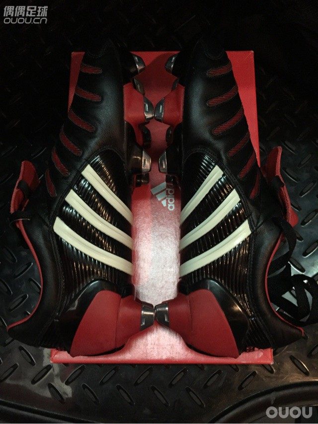 Adidas Predator Pulse SG, 经典色,品相完美。