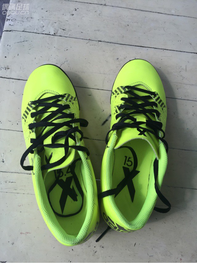 今年买的第一双球鞋,考虑到平时要去各个学校教孩子踢球,每个学校场地条件也不一样