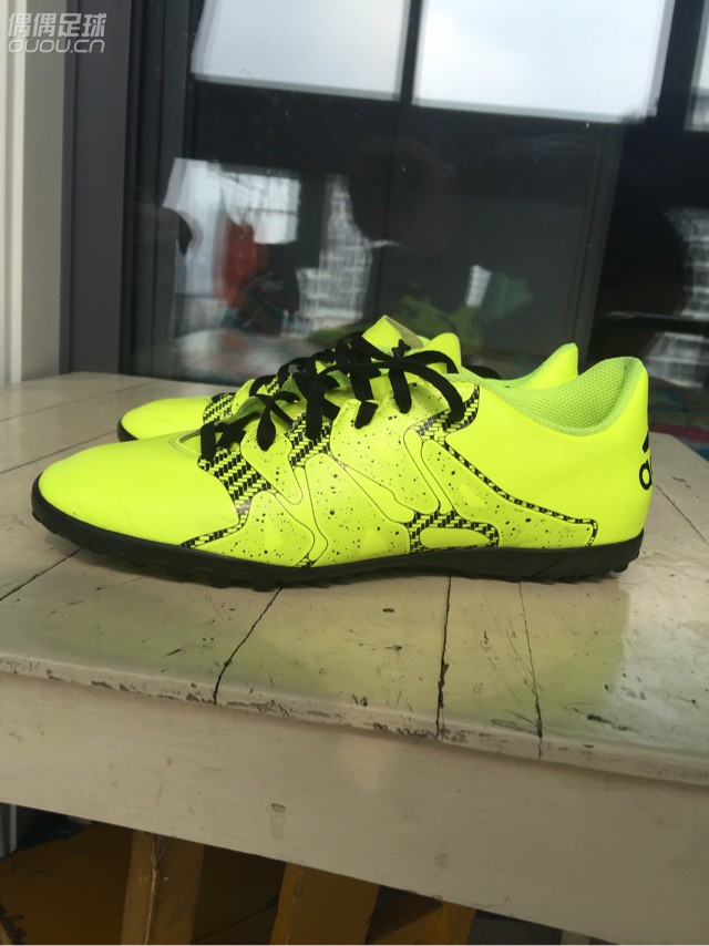 今年买的第一双球鞋,考虑到平时要去各个学校教孩子踢球,每个学校场地条件也不一样