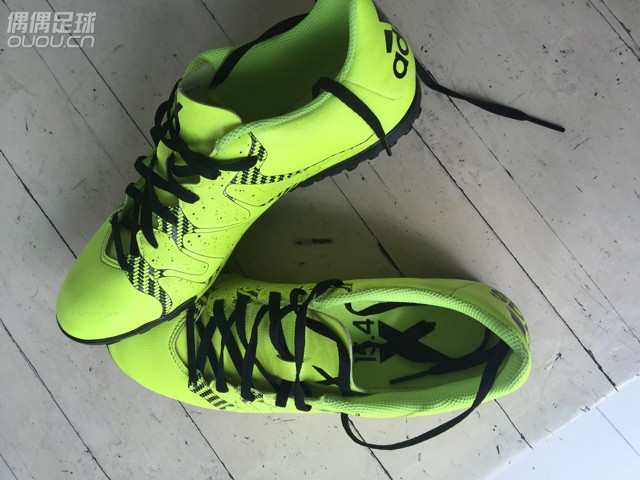 今年买的第一双球鞋,考虑到平时要去各个学校教孩子踢球,每个学校场地条件也不一样
