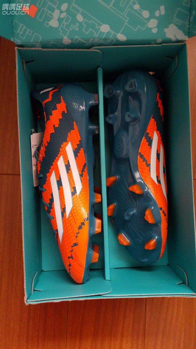 f50来两波,个人比较喜欢梅西的球鞋,比较舒服而且比较耐看,不喜勿喷!