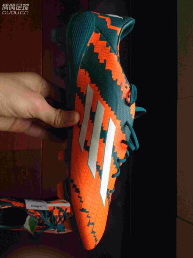f50来两波,个人比较喜欢梅西的球鞋,比较舒服而且比较耐看,不喜勿喷!