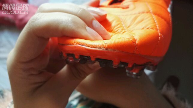 重新入手一双ACE15.1皮版,请大家鉴定真伪!顺便说一下阿迪的做工这么差吗?影响使用不?