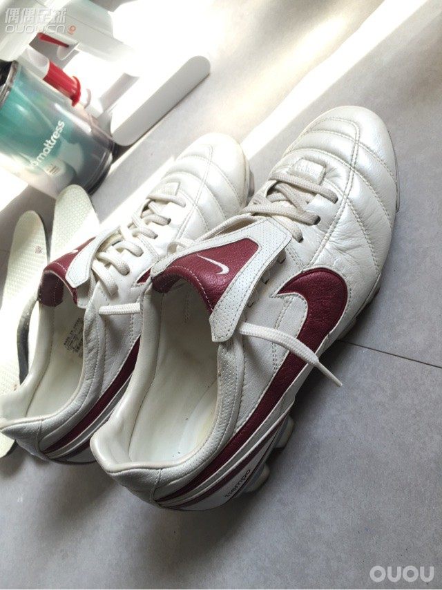 今天天气不错就整理了一下鞋柜,发现这双已经退役下来的传奇2HG,作为一个年过30的80后为了