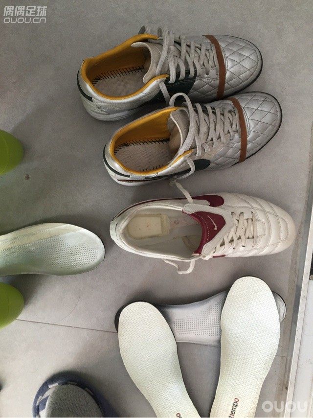 今天天气不错就整理了一下鞋柜,发现这双已经退役下来的传奇2HG,作为一个年过30的80后为了