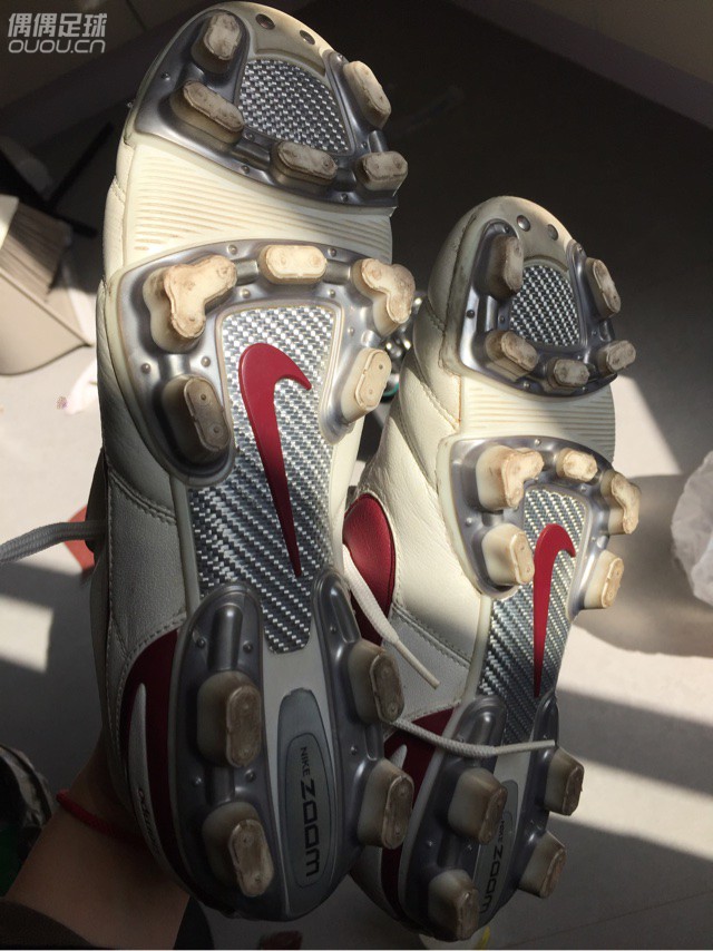 今天天气不错就整理了一下鞋柜,发现这双已经退役下来的传奇2HG,作为一个年过30的80后为了