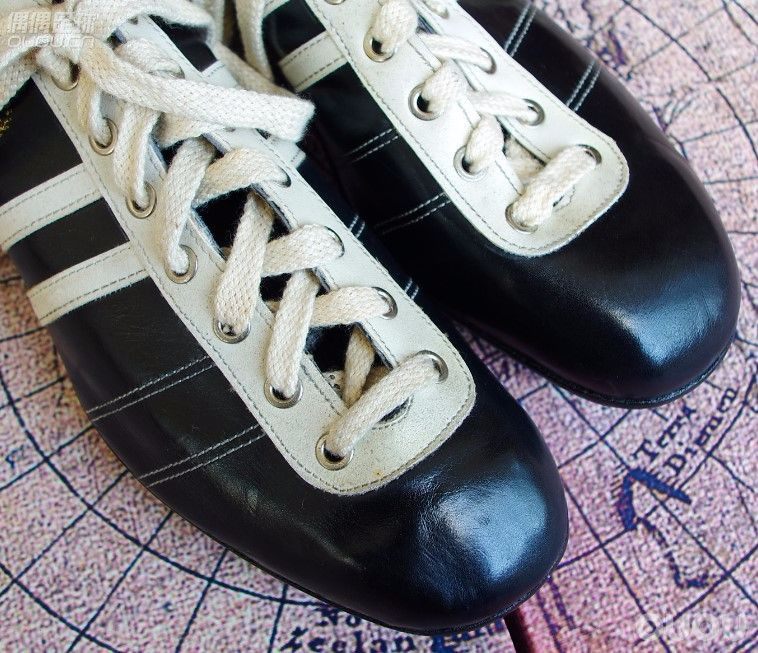 【在法国发现5双库存了60年的 法产PATRICK古董手工足球鞋】1950年代末,足球鞋发展进入较大转变时期的产物