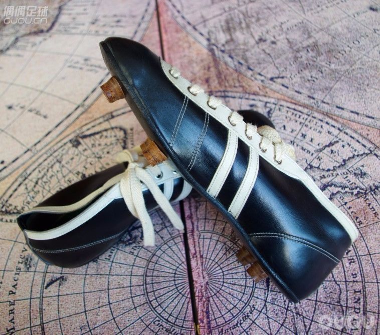 【在法国发现5双库存了60年的 法产PATRICK古董手工足球鞋】1950年代末,足球鞋发展进入较大转变时期的产物
