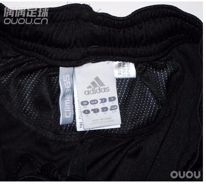 球衣内行高手来帮我看一下 多谢啦