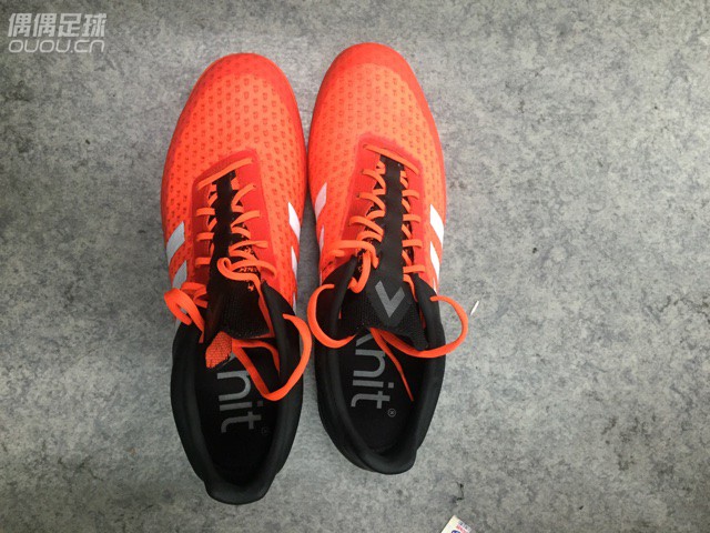 也来晒晒我的实战主力战靴们。鄙人三十有余,之前一直穿着飞跃鞋踢小场