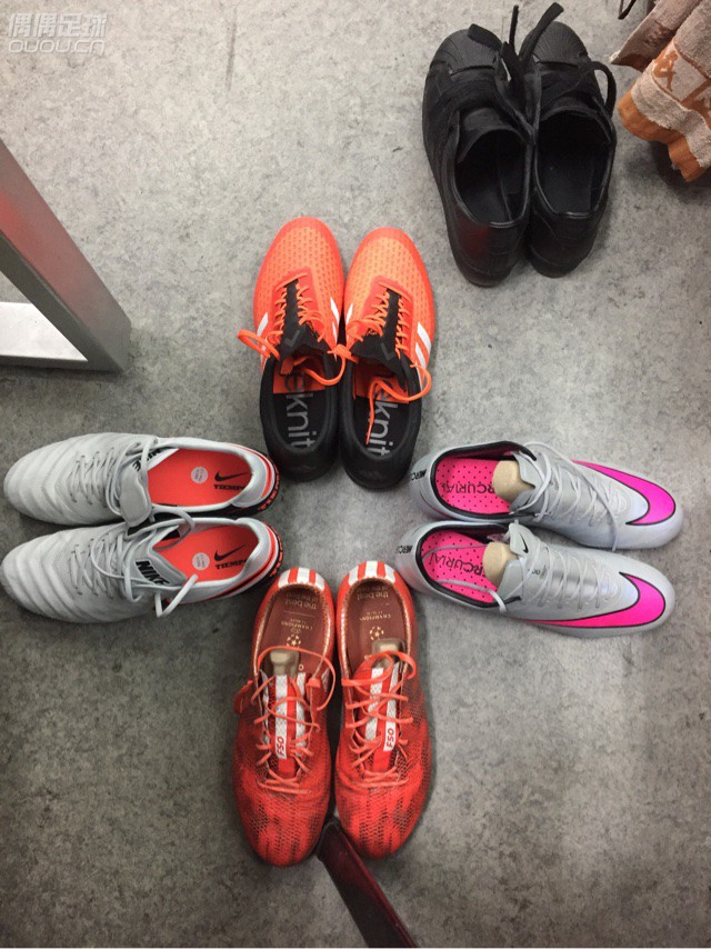 也来晒晒我的实战主力战靴们。鄙人三十有余,之前一直穿着飞跃鞋踢小场